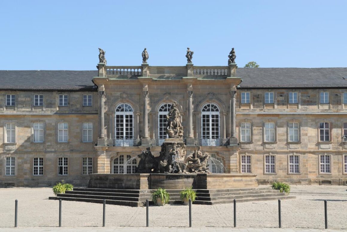 Neues Schloss in Bayreuth in Frontalansicht mit Brunnen