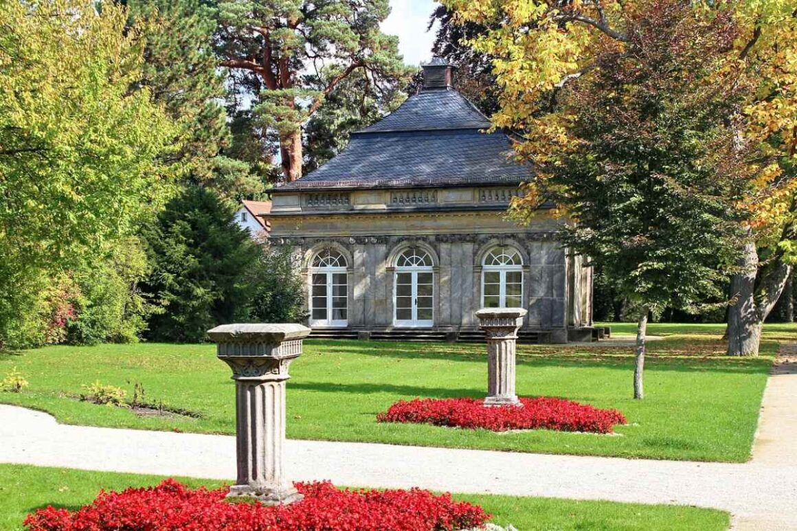 Parkanlage und Gartenhaus am Rabunzel Schloss in Bayreuth