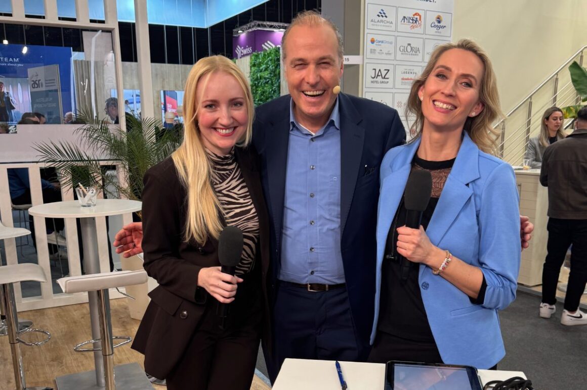 sonnenklar.TV-Moderatoren Sarah, Björn und Melanie auf der ITB 2026