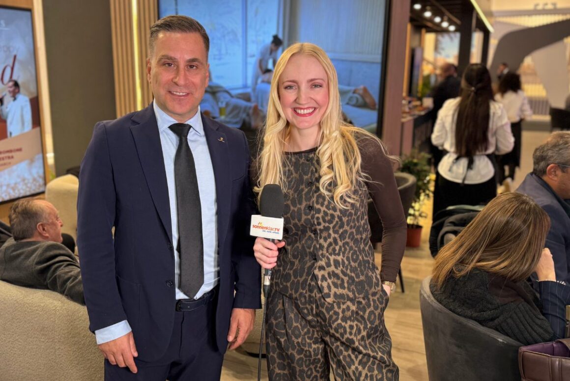 sonnenklar.TV-Moderatorin Sarah Walzel mit Hakan Kaynakci von Rixos Hotels auf der ITB 2026