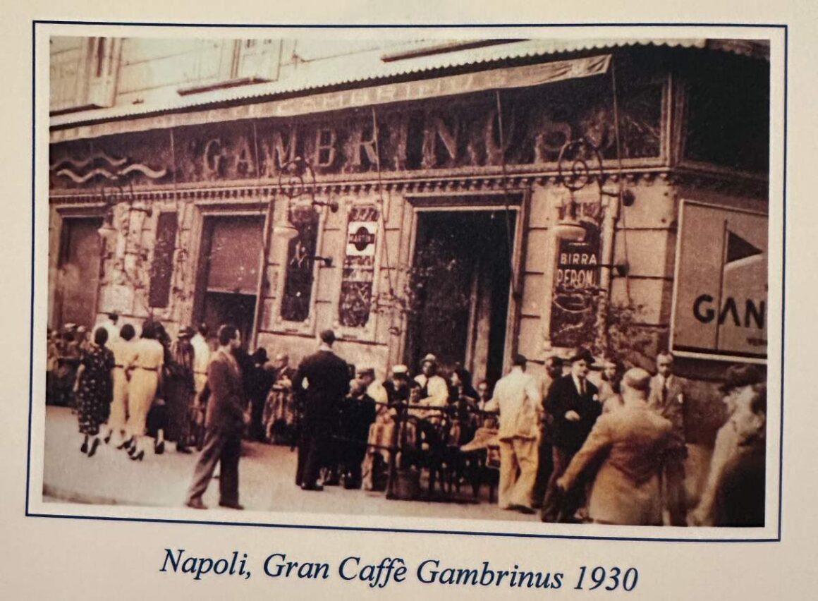 Alte Aufnahme des Caffè Gambrinus in Neapel von 1930