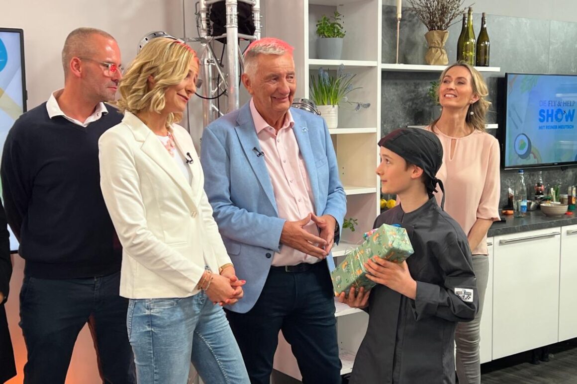 Geschenk-Übergabe bei Fly and Help Show 2026 im sonnenklar.TV-Studio
