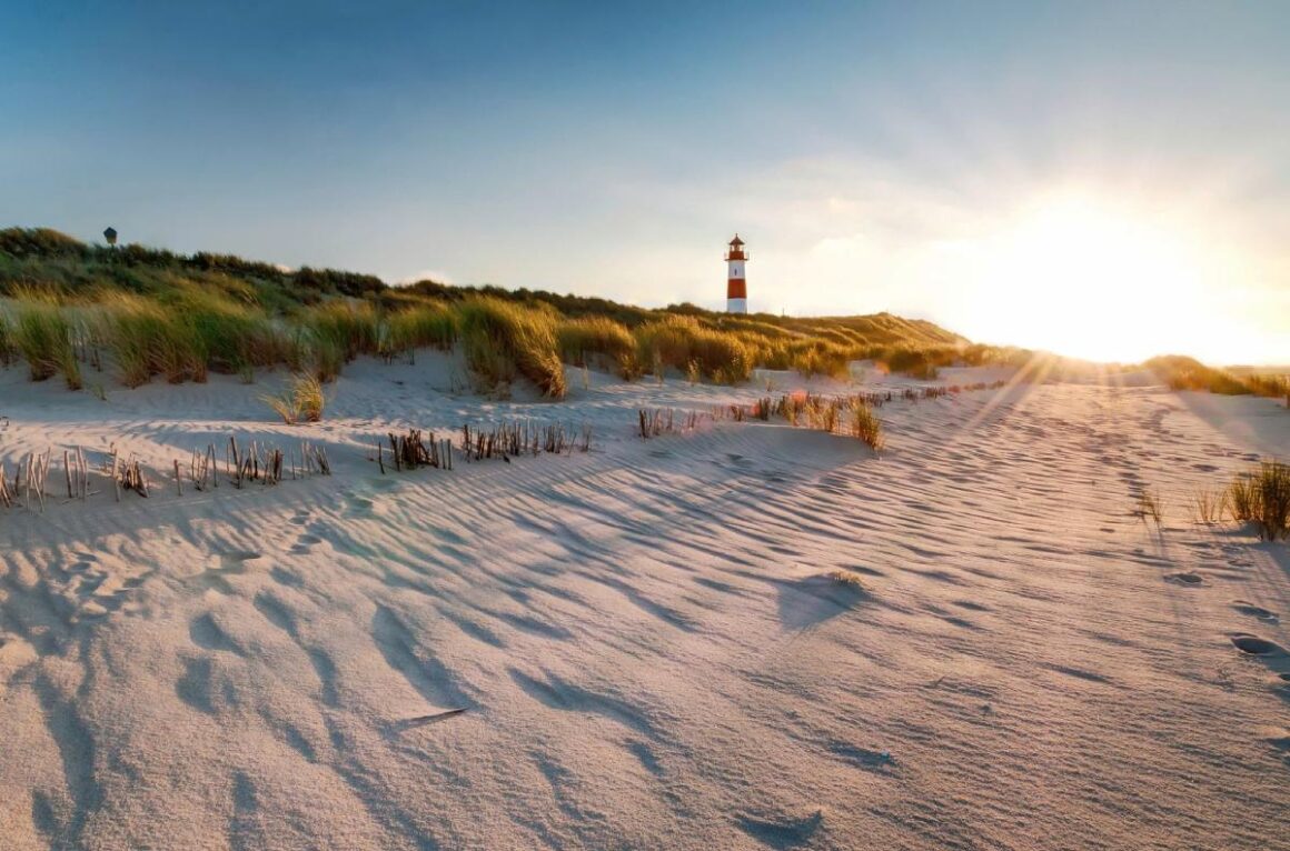 Leuchtturm und Sonne am Strand von List, Sylt