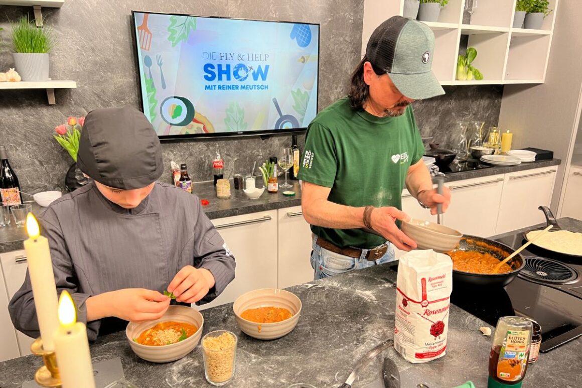 Sänger Lanny Lanner hilft Kochtalent Mika beim Anrichten im sonnenklar.TV-Studio