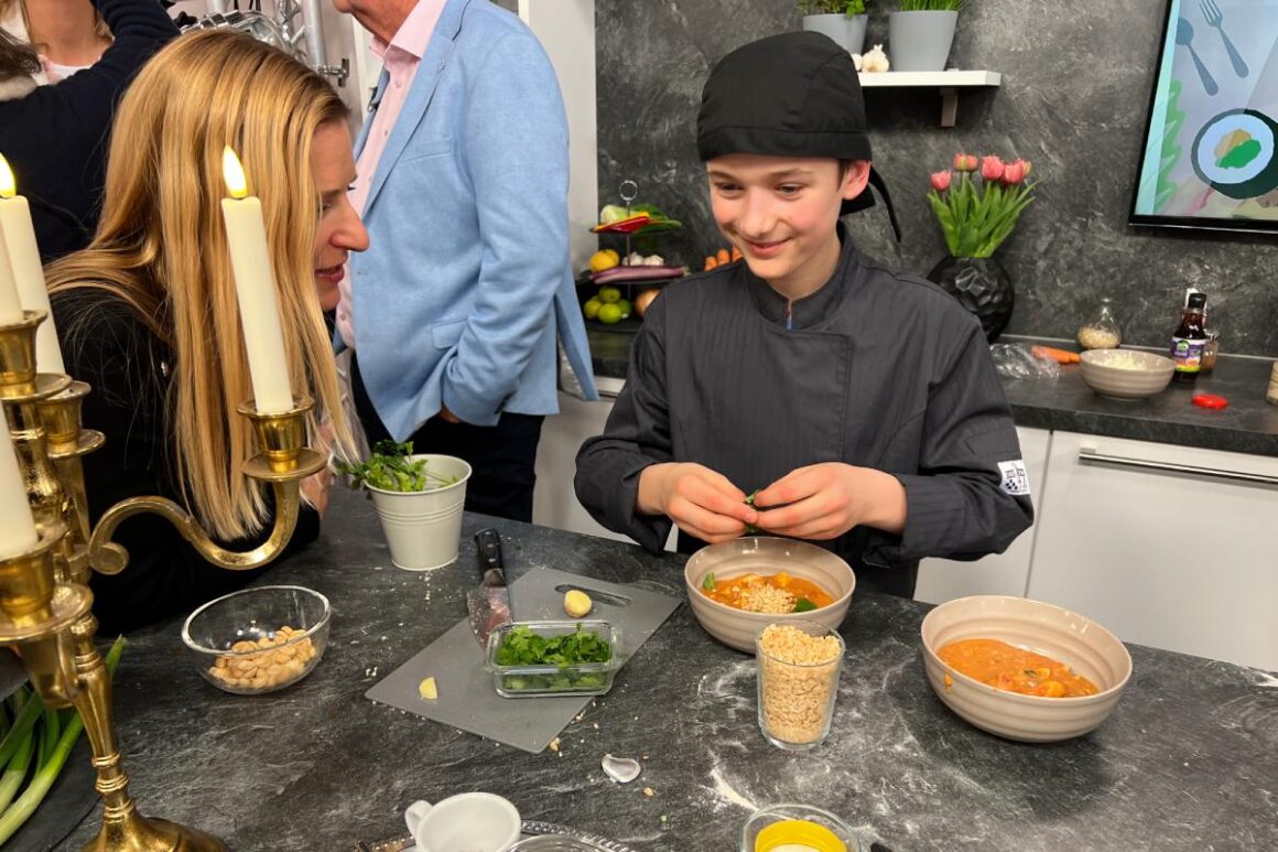 Stefanie Hertel und Kinderkoch Mika im sonnenklar.TV-Studio