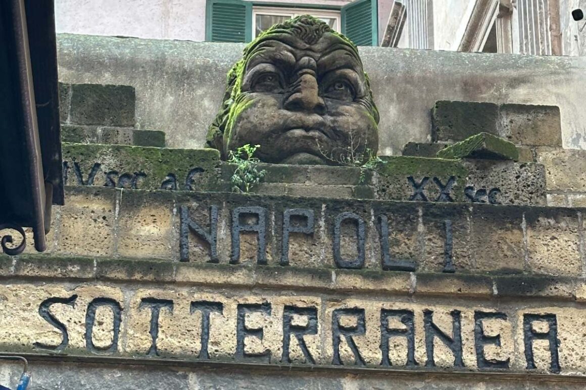 Napoli Sotterranea- Eingang mit Schriftzug und Skulptur