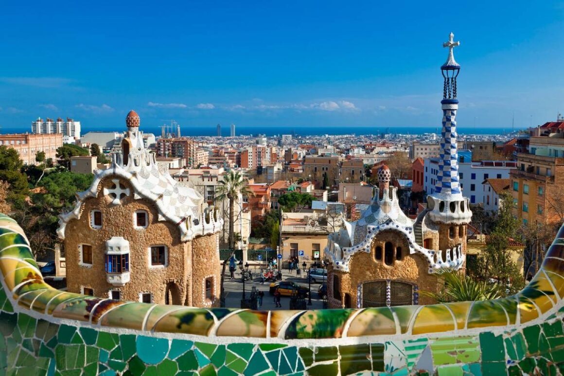 Gaudis bunte Gebäude im Park Guell in Barcelona, Spanien