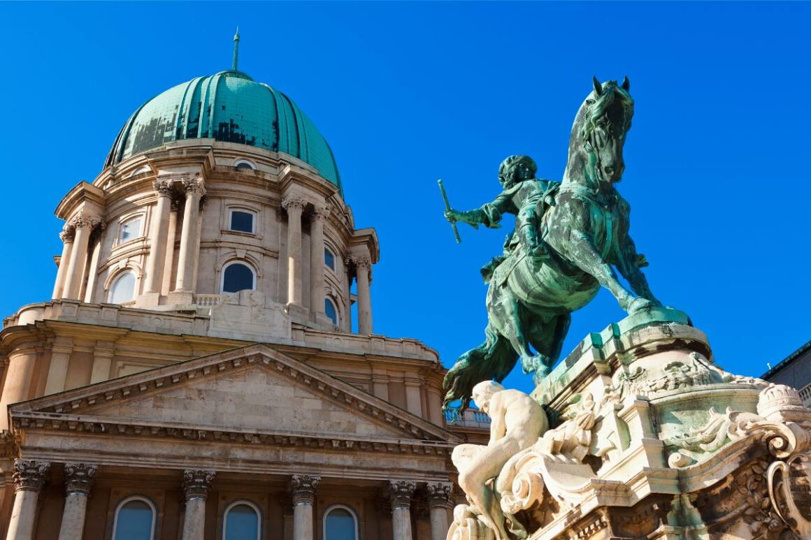 Statue von Prinz Eugen vor dem Burgpalast in Budapest