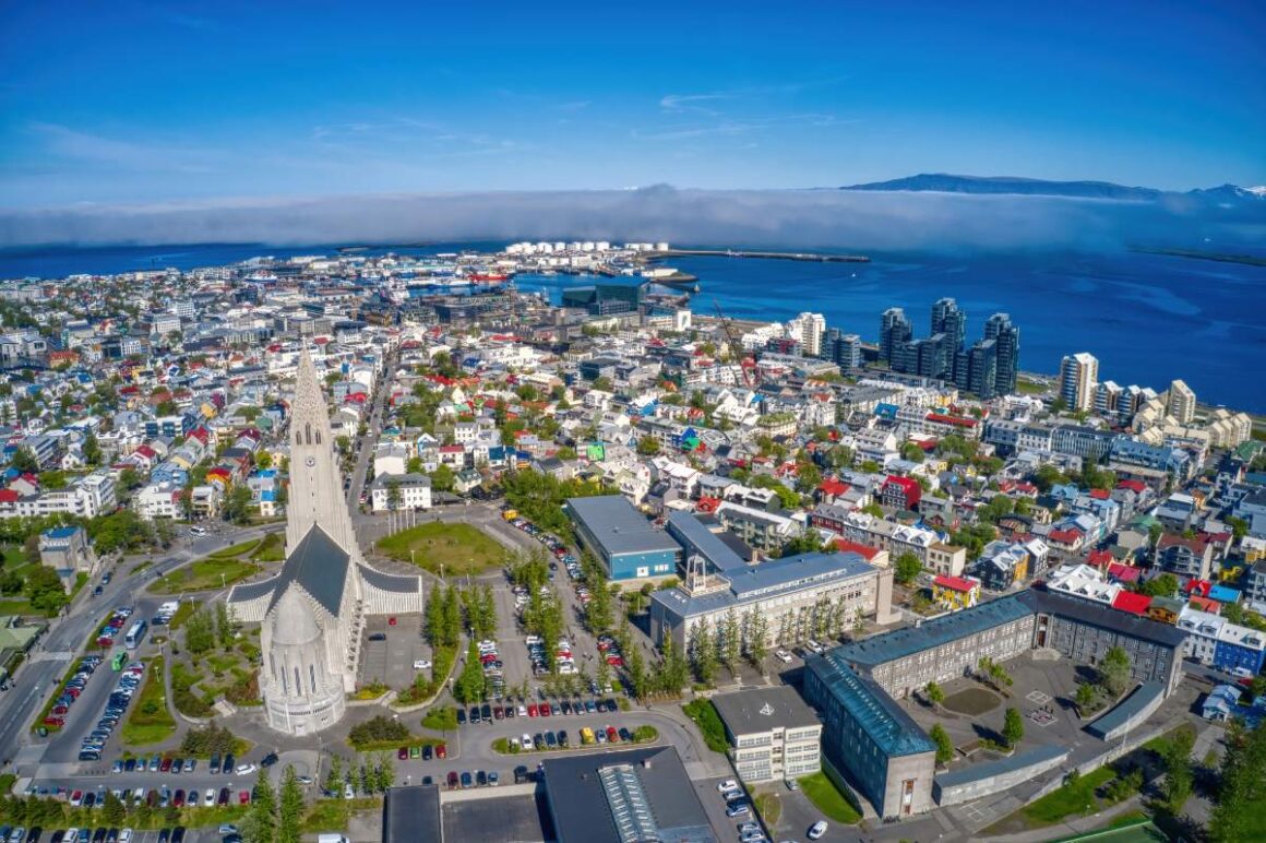Blick auf Reykjavik mit der Kirche Hallgrímskirkja im Sonnenschein