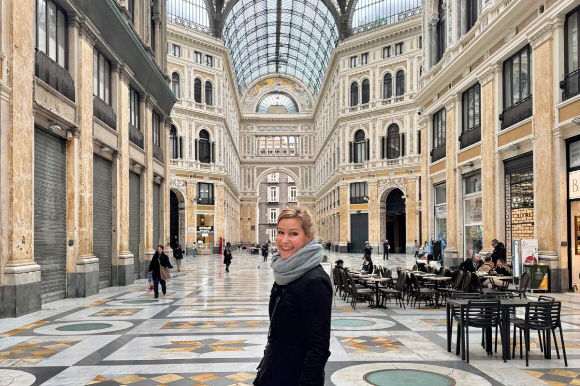Redakteurin Sophia in der Galleria Umberto I in Neapel, Italien