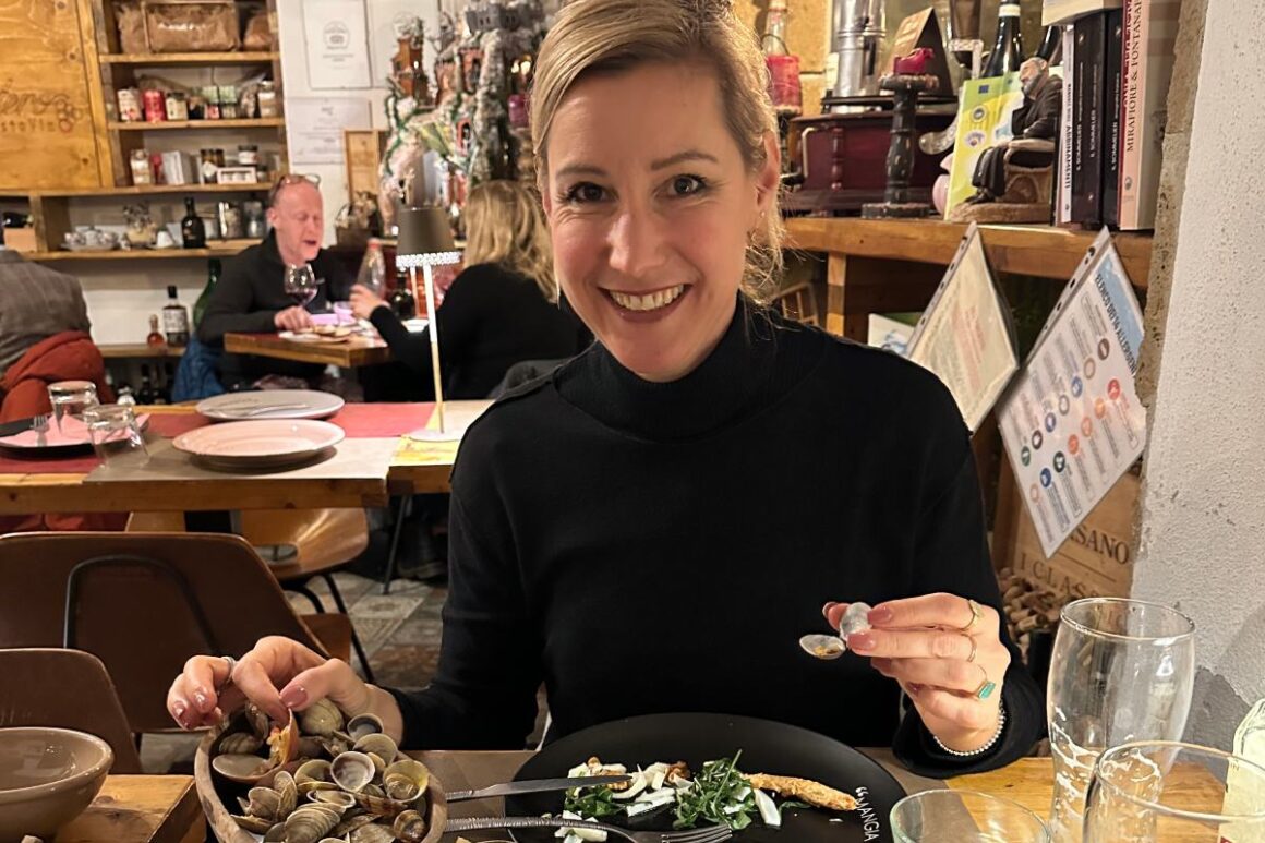 Redakteurin Sophia im Restaurant Monastero in Neapel