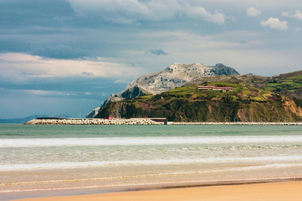 Strand von Laredo in Kantabrien, Nordspanien
