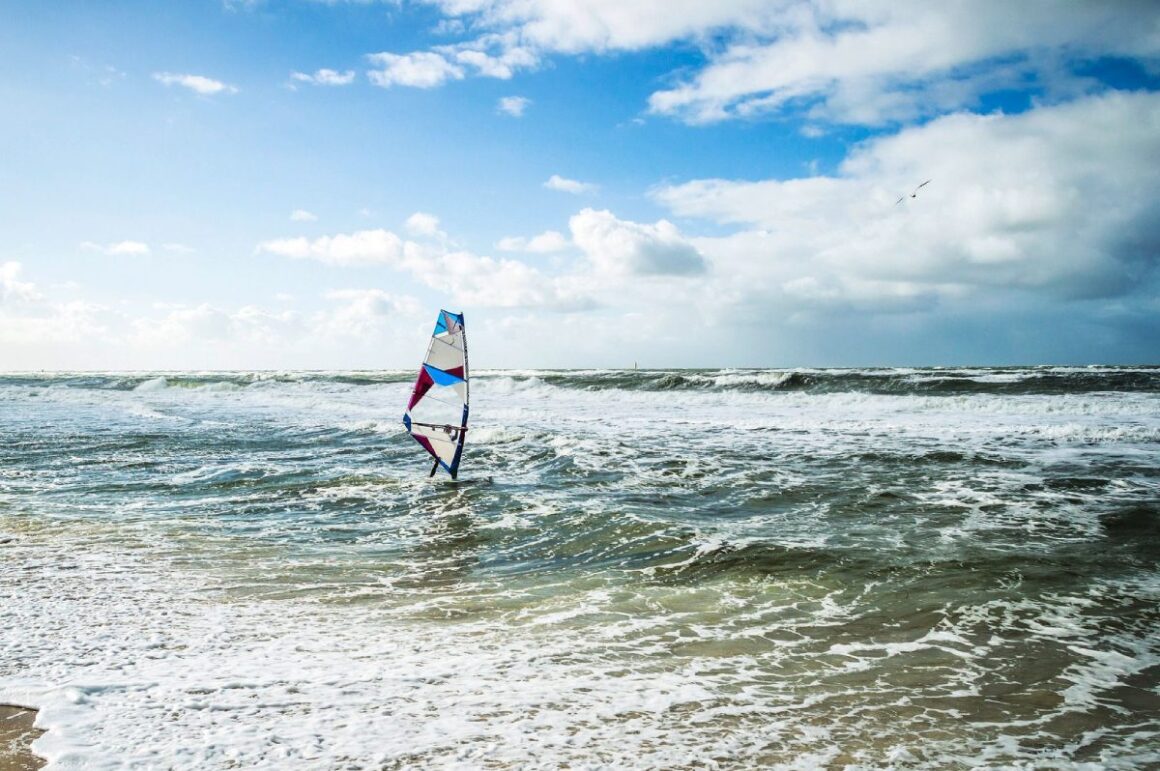 Windsurfer an der Küste von Westerland auf Sylt