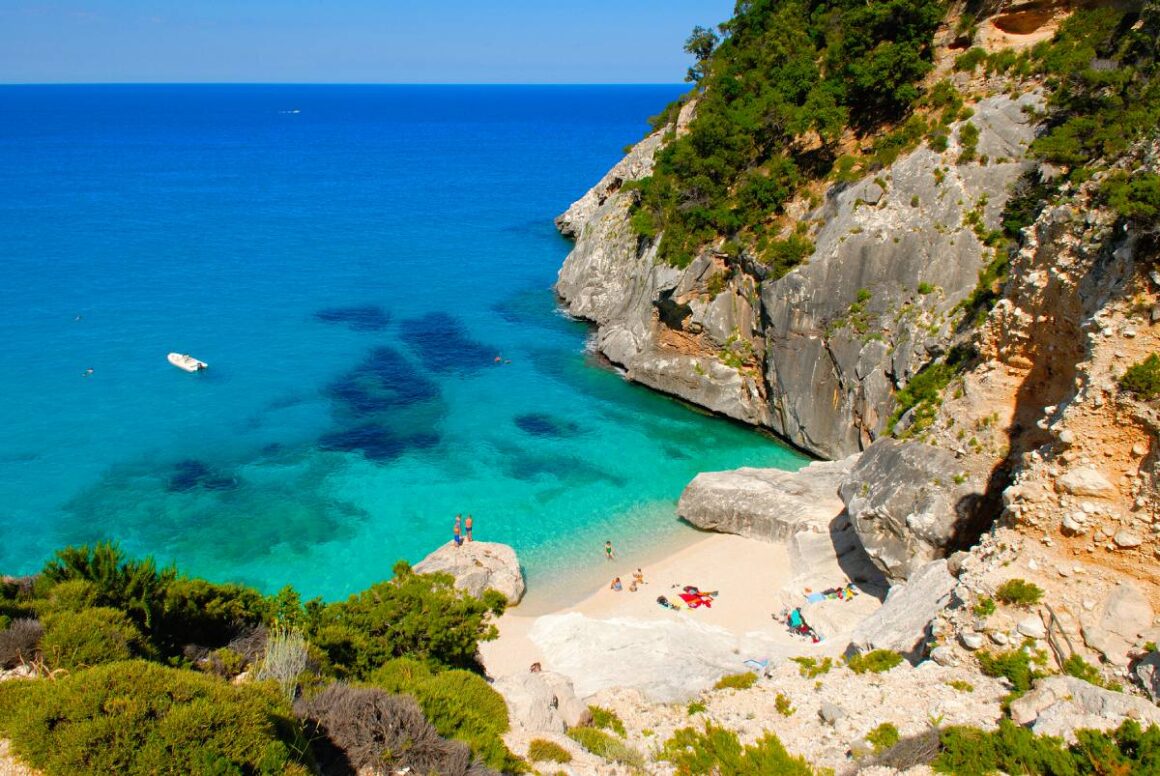 Bucht Cala Goloritze in Sardinien, Italien, aus der Vogelperspektive mit Blick auf Bucht, blaues Meer und Sandstrand