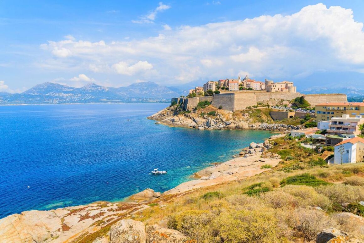 Blick auf die Zitadelle mit Häusern in Bucht von Calvi, Korsika, Frankreich