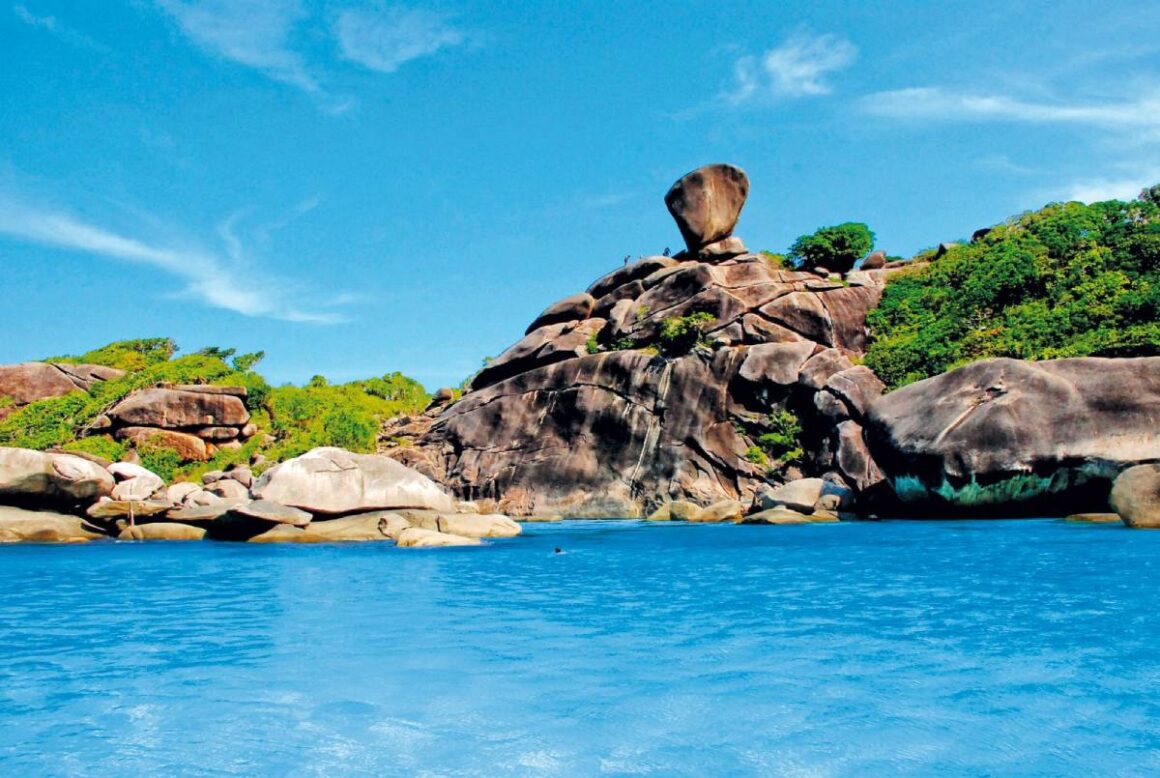 Ikonischer Felsen auf Similan Island bei Khao Lak