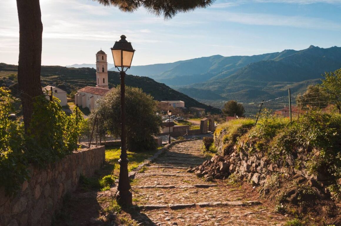 Wanderweg in Balagne, Sant Antonino mit Blick auf die Kirche von Sant Antonino, Korsika