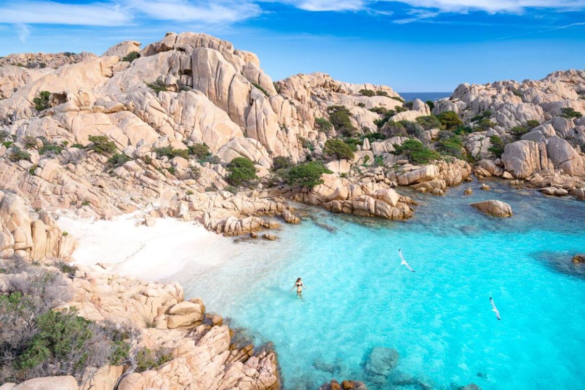 Badebucht an einem einsamen Strand von Sardinien, Italien