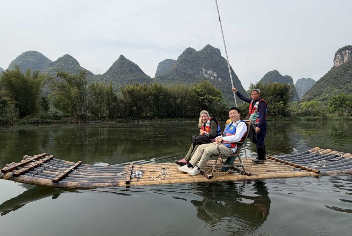 Bambusfloßfahrt auf dem Yulong Fluss, China