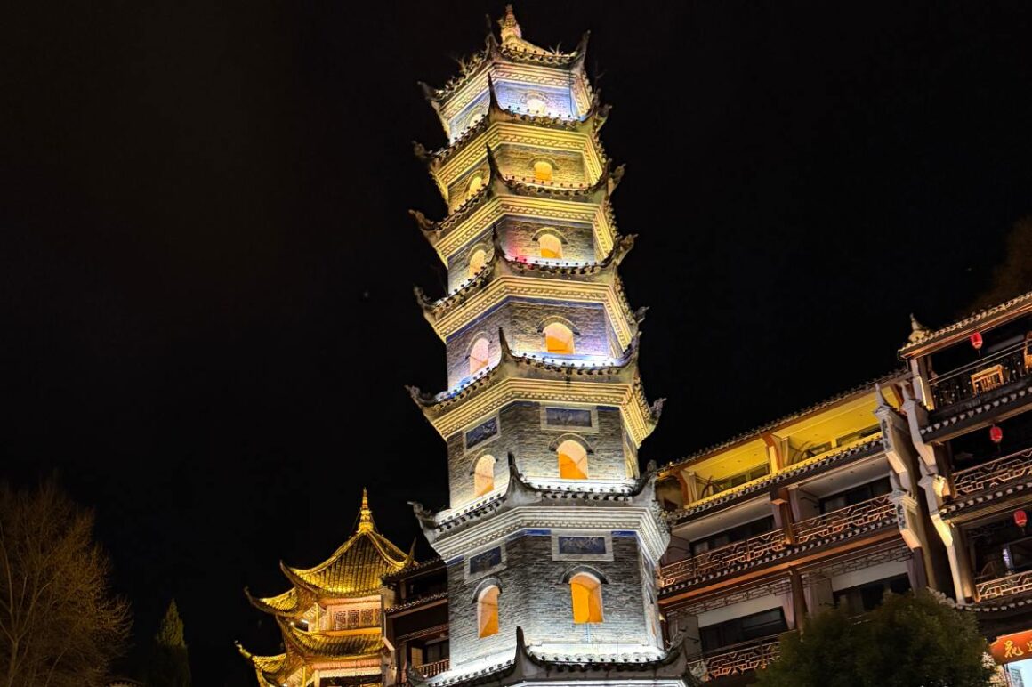 Beleuchtete Gebäude in Fenguang bei Nacht, China