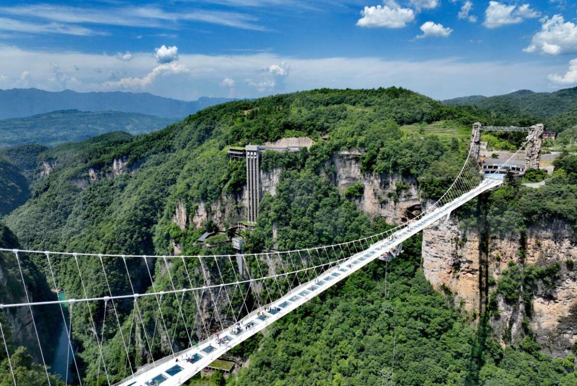 Glasbrücke über dem Zhangjiajie Grand Canyon, China