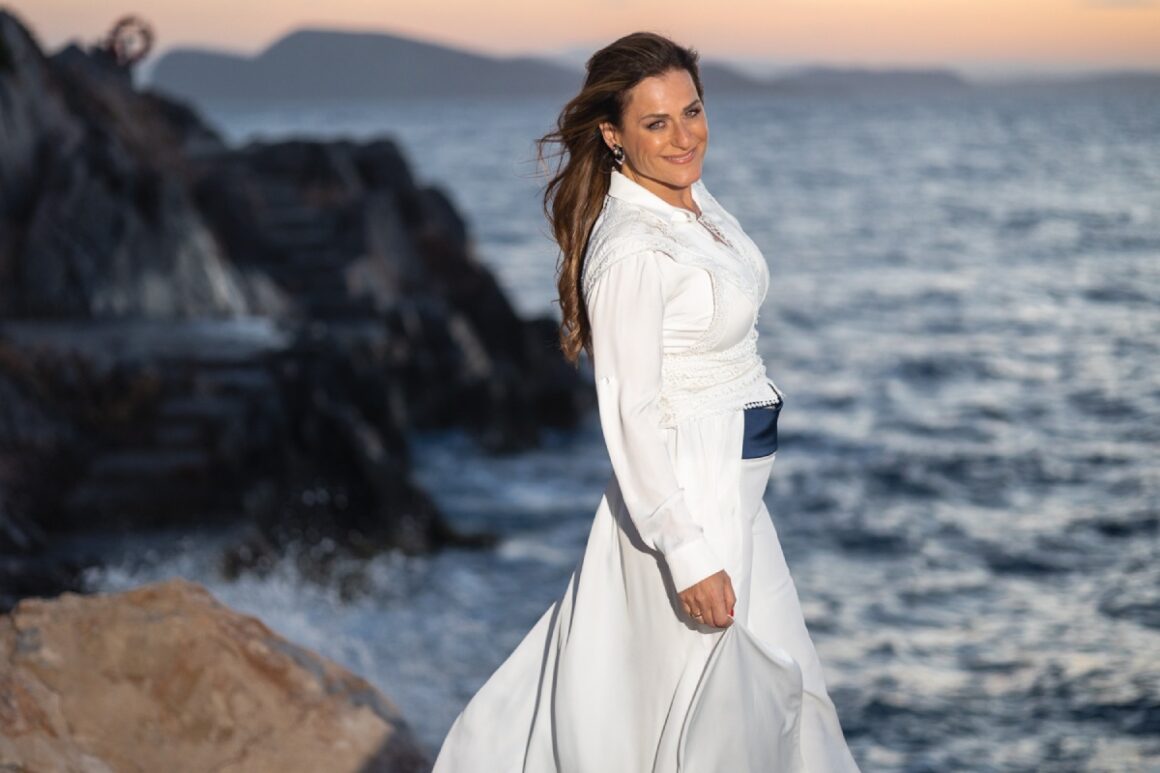 Marianna Masadi in weißem Kleid am Meer