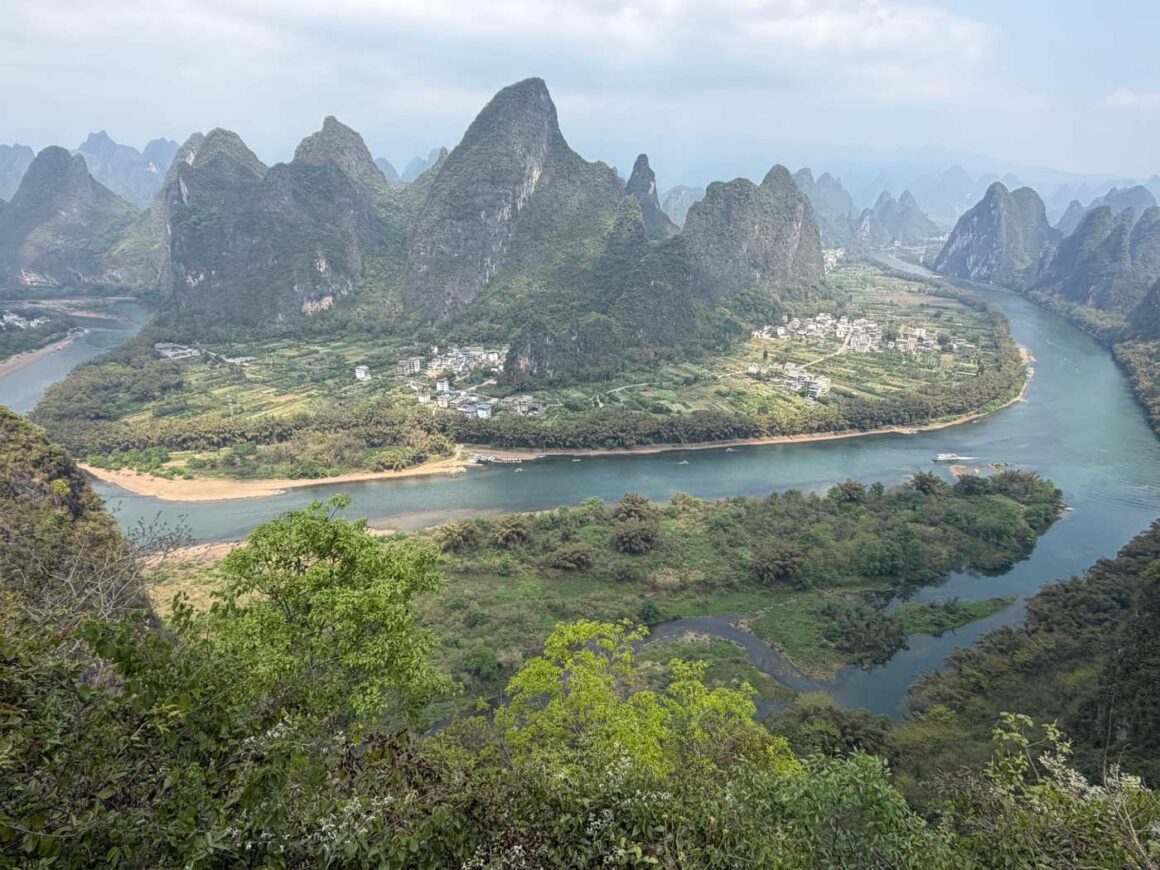 Märchenlandschaften, Traditionen und Großstadtdschungel – Rundreise durch Chinas Süden Panoramablick auf Li Fluss in China