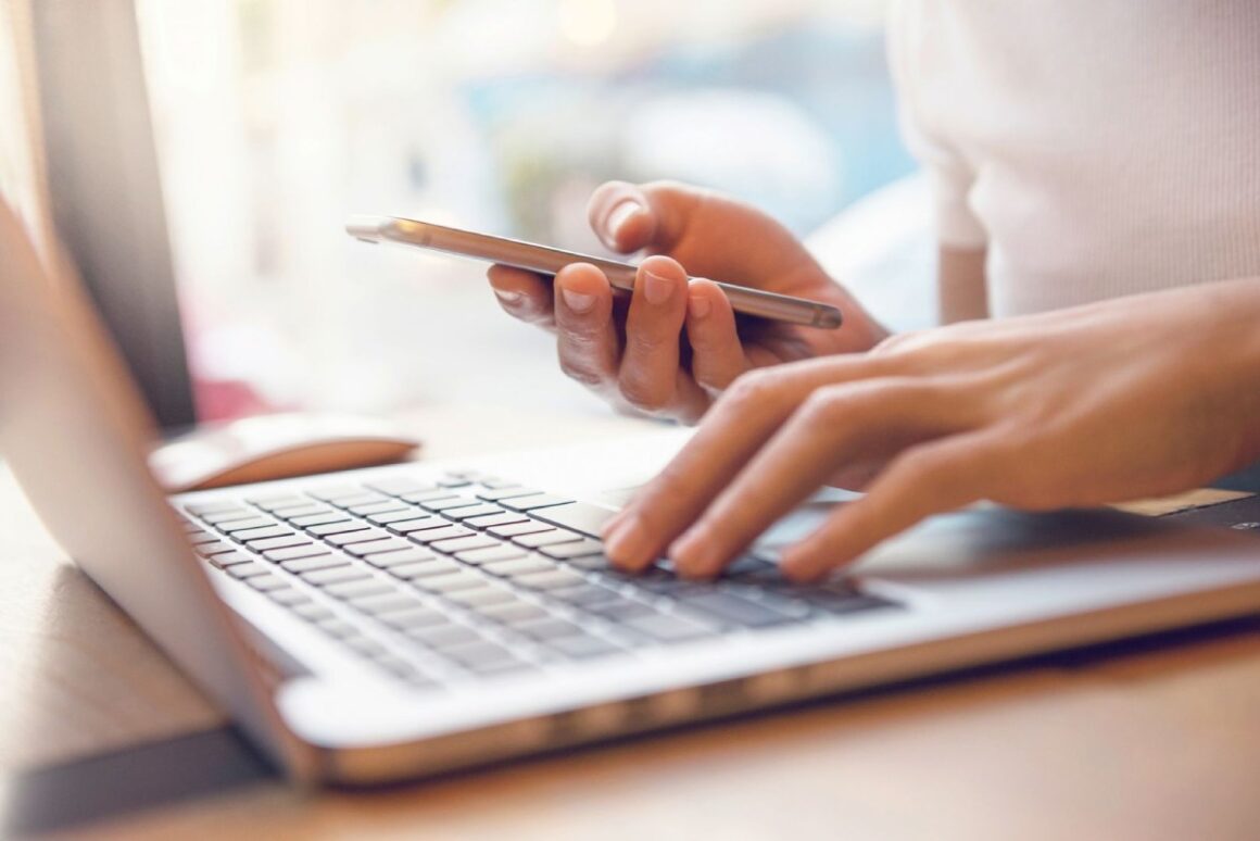 Laptop, Smartphone, Hände