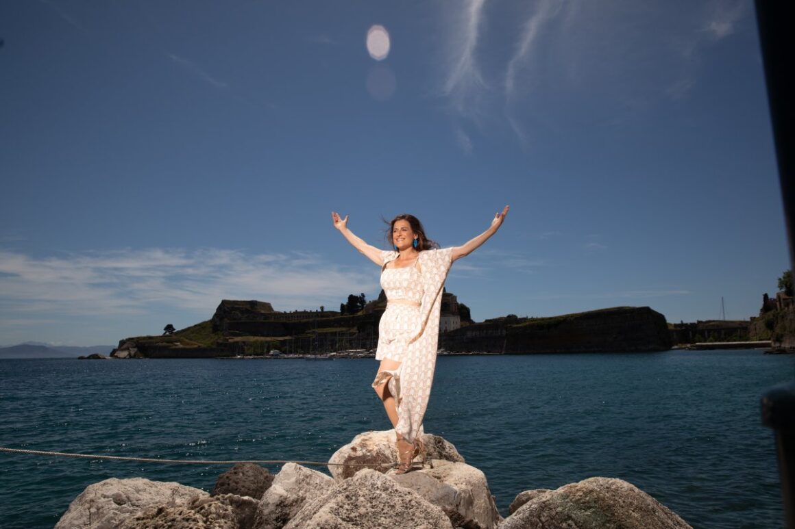 Marianna Masadi in Rapsomanikis an Küste