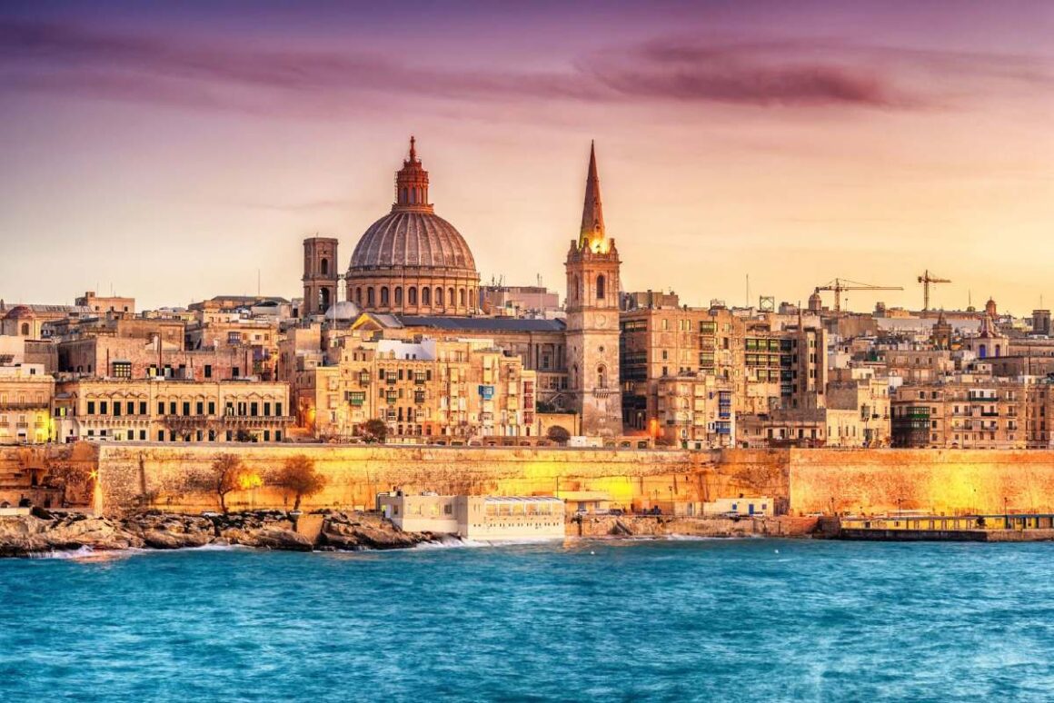 Valletta, Malta: Skyline von Marsans Hafen bei Sonnenuntergang