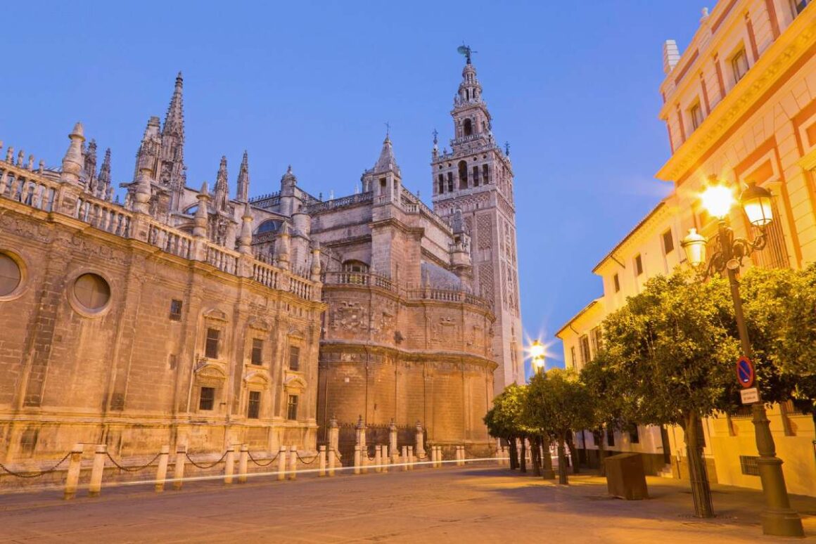 Sevilla-Kathedrale Santa Maria de la Sede in der Dämmerung