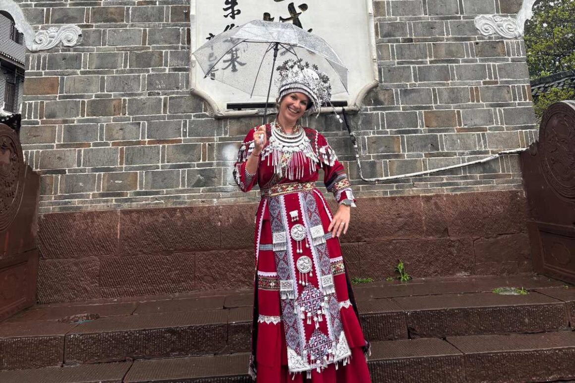 Nadine Akkad traditioneller Kleidung in Fenghuang, China
