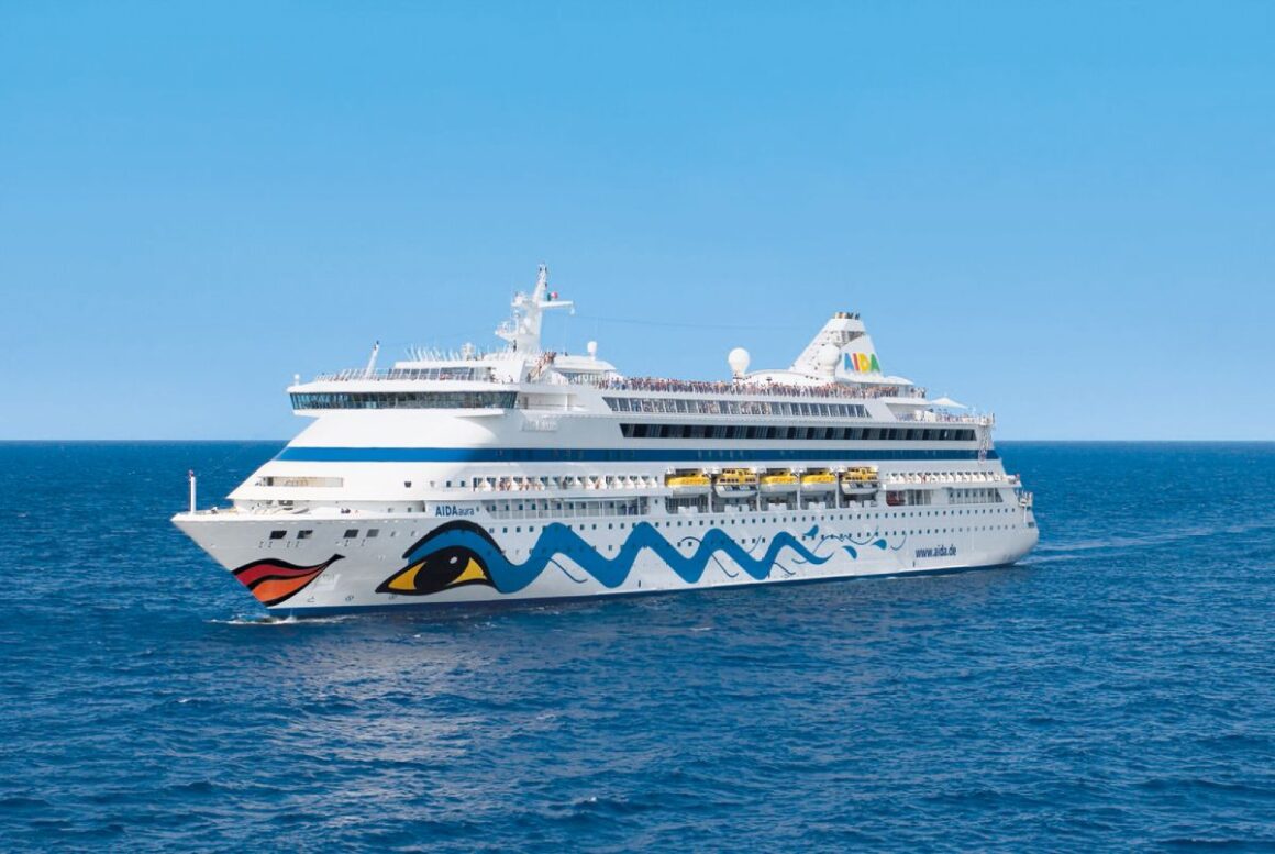 Das Kreuzfahrtschiff AIDAaura von der Seite