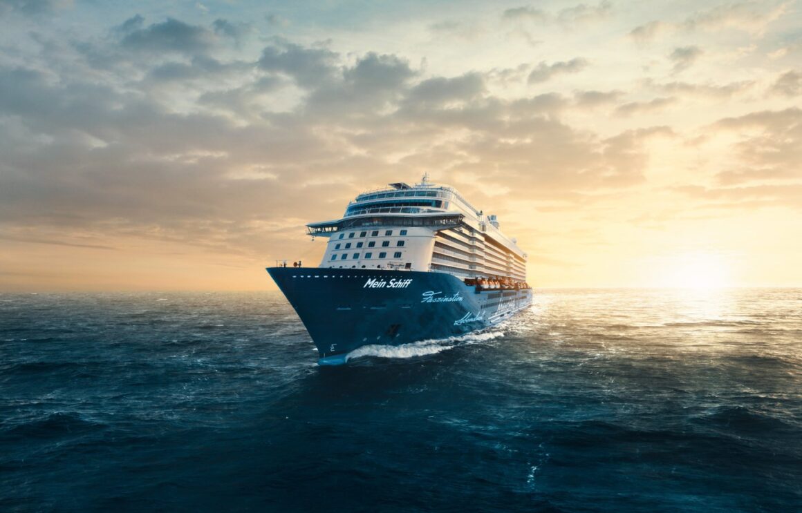 Mein Schiff von TUI auf dem Wasser