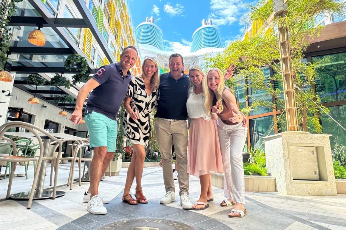 Melanie, Nadine und Sarah mit Partnern von Royal Caribbean auf der Legend of the Seas