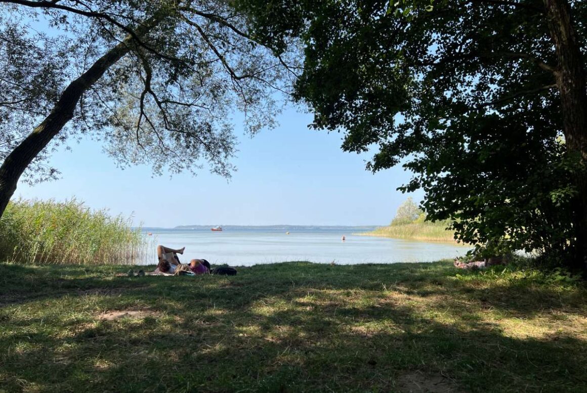 Die Badebucht am Kölpinsee an der Mecklenburgischen Seenplatte