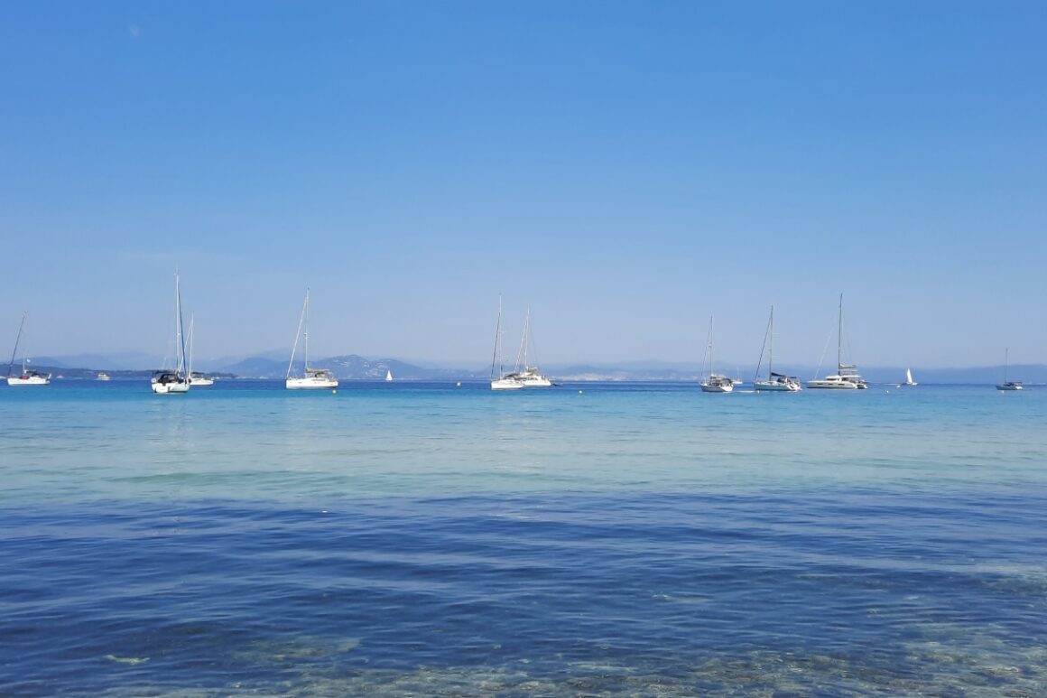 Karibikgleiches Meer an der Côte d'Azur: Wasser und Segelboote