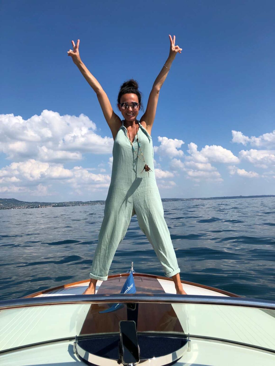 Moderatorin Mary Amiri auf Boot am Gardasee