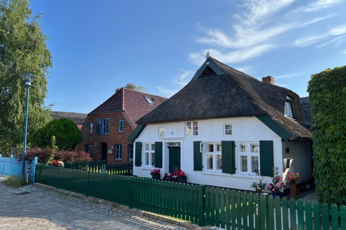 Altes Haus mit Reetdach in Greifswald Wiek