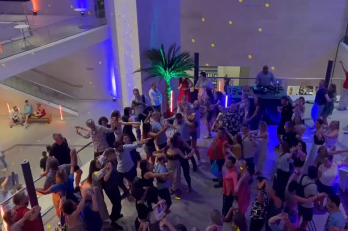 Paare tanzen Salsa im Deutschen Historischen Museum in Berlin