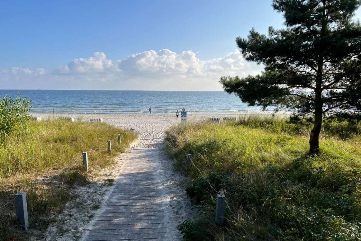 Zwischen Alpen und Dünen: So war unsere Zugreise von München bis nach Rügen Strandaufgang in Binz