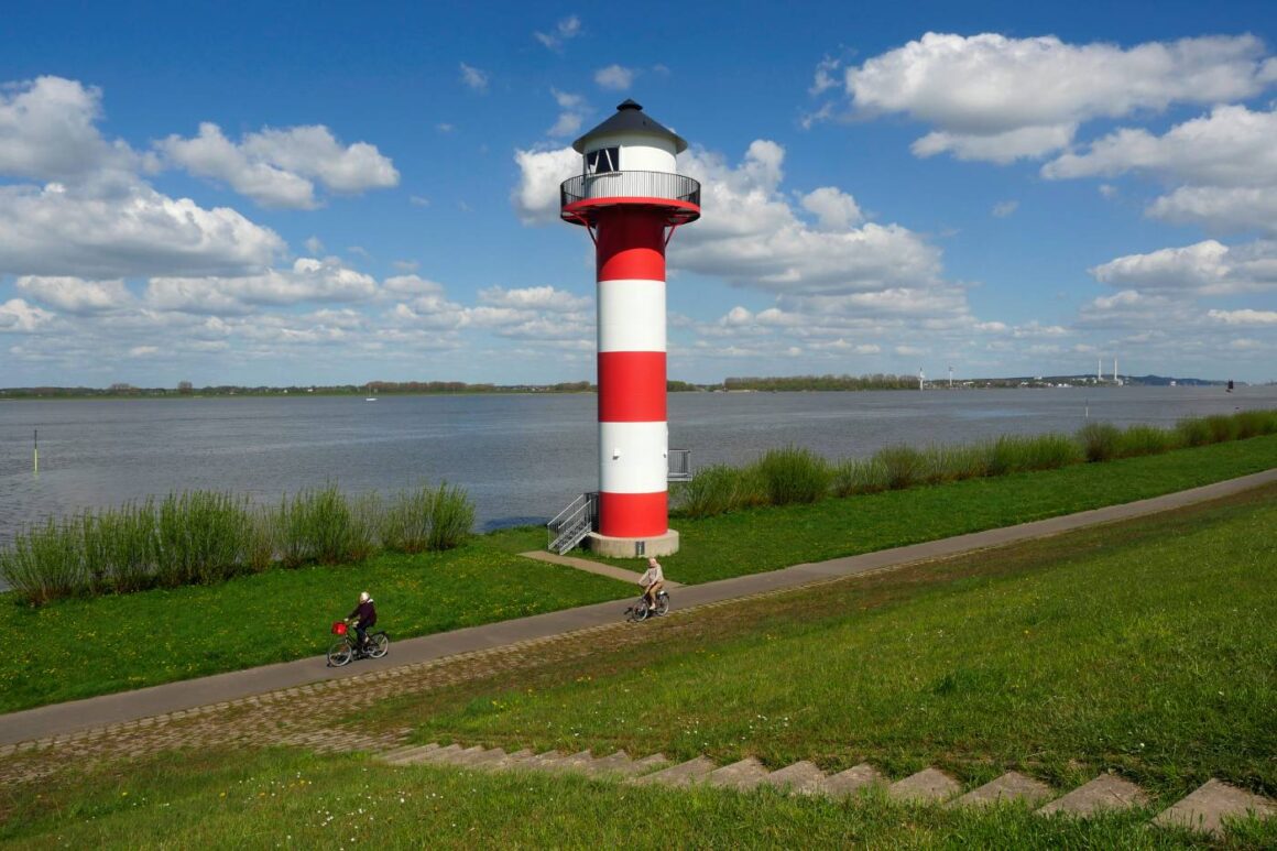 Elbufer im Alten Land mit Leuchtturm