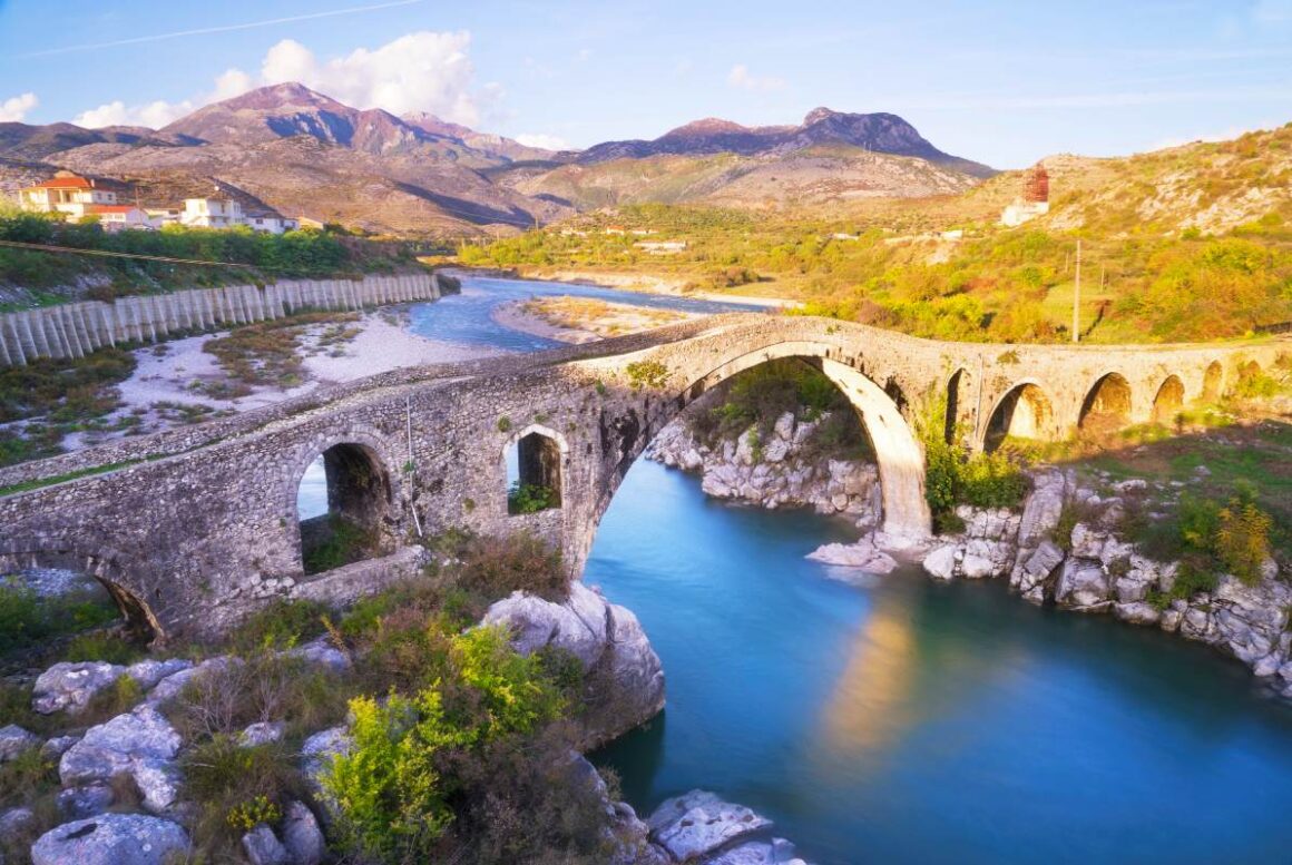 Die alte Mes-Brücke in Shkoder, Albanien