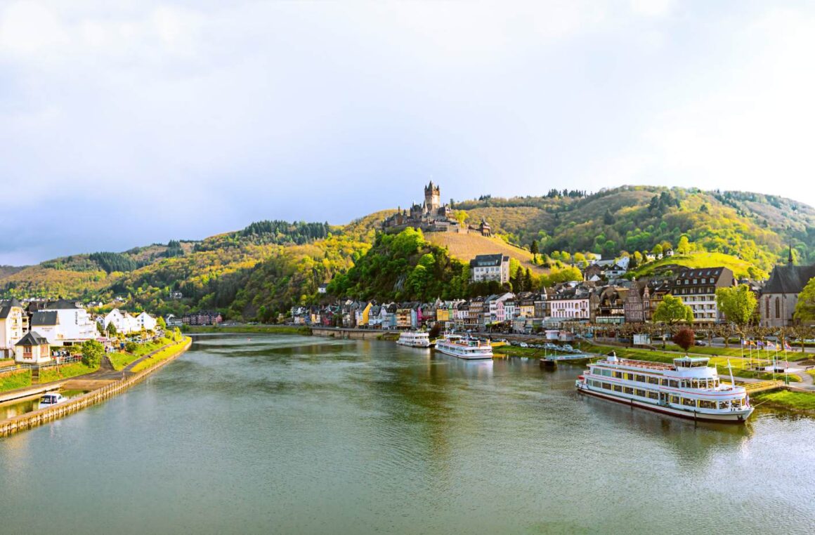 Top 8 Reiseziele für eine Flusskreuzfahrt in Europa Blick auf Cochem an der Mosel