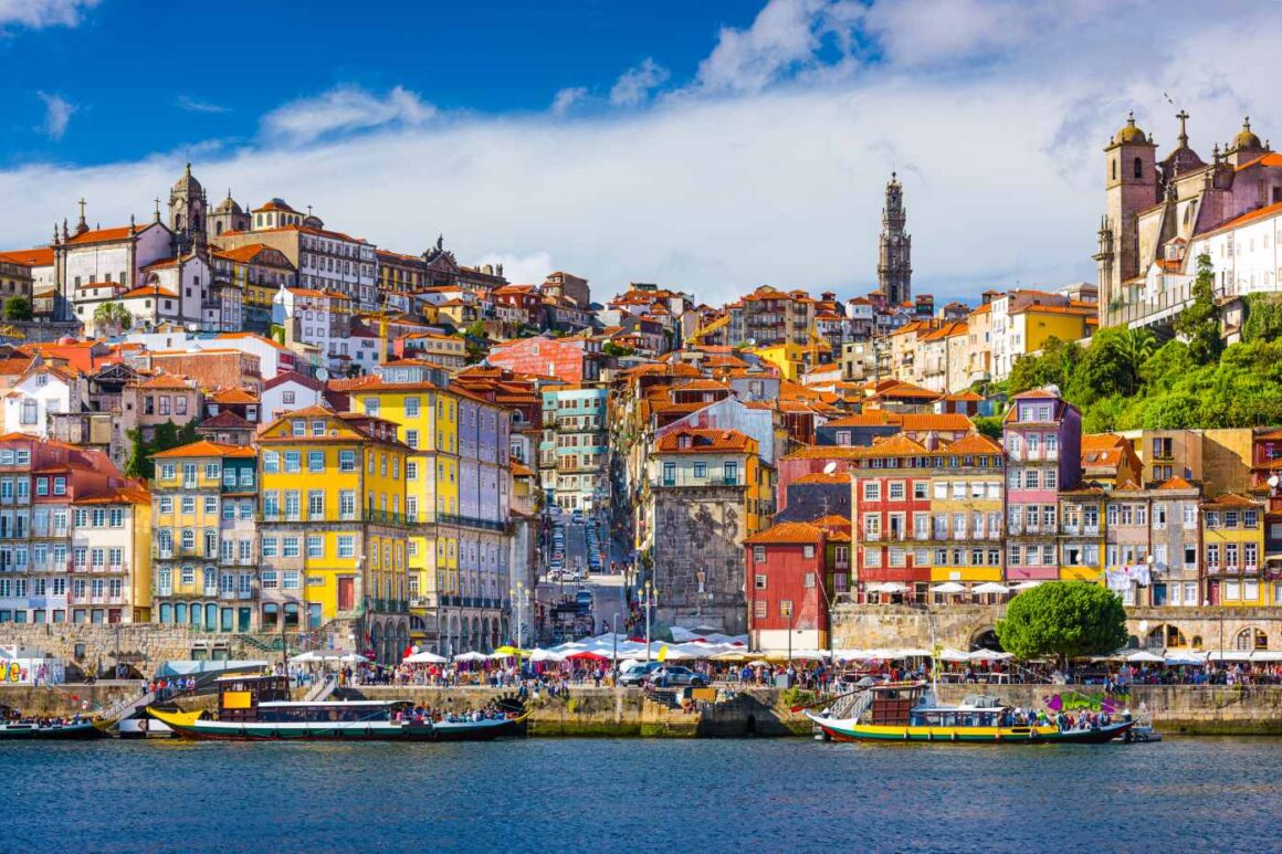 Bunte Fassaden der Altstadt von Porto, Portugal