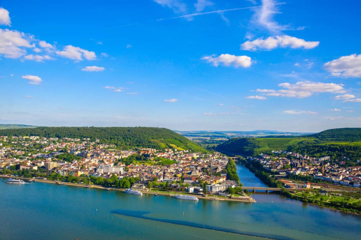 Blick auf den Rhein und die Stadt Bingen