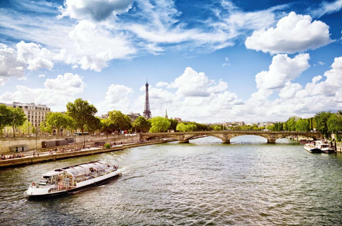 Die Seine in Paris mit Blick auf Eifelturm