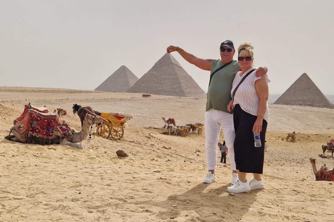Paar vor Pyramiden von Gizeh in Ägypten