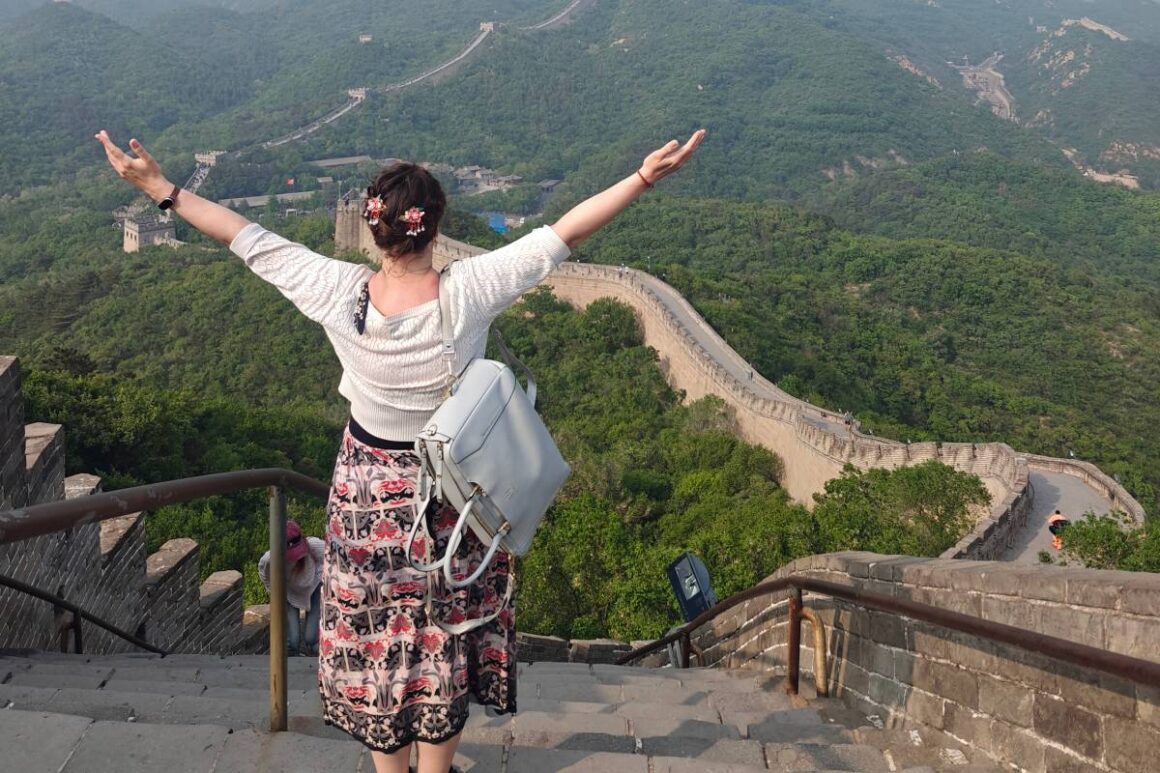 Frau genießt den Ausblick auf die Chinesische Maue