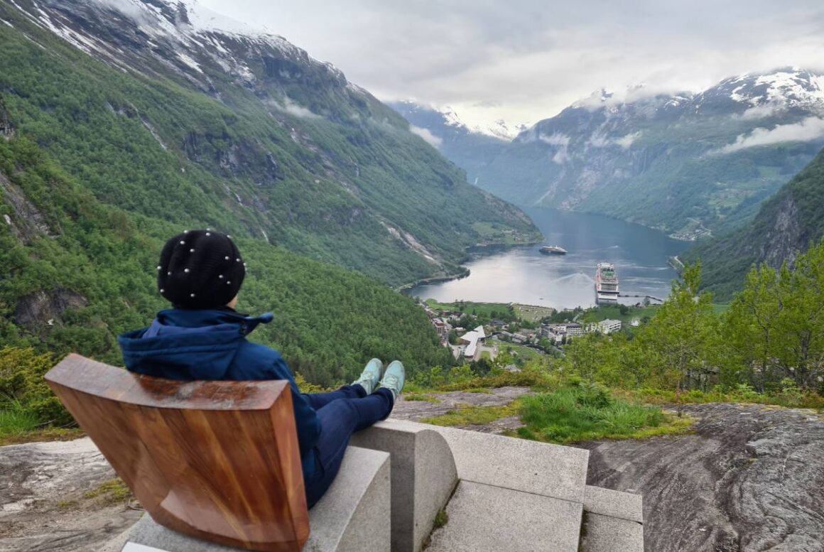 Urlauberin blickt auf Geiranger Fjord in Norwegen